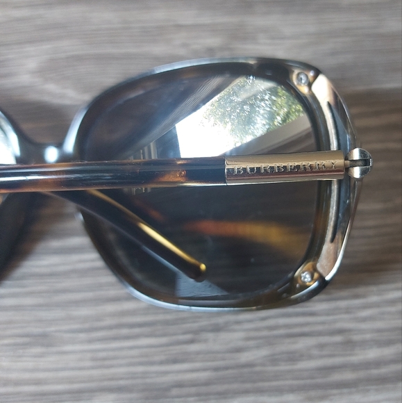 Burberry sunglasses with box and pamphlet. Brown with gold hardware - Picture 8 of 16